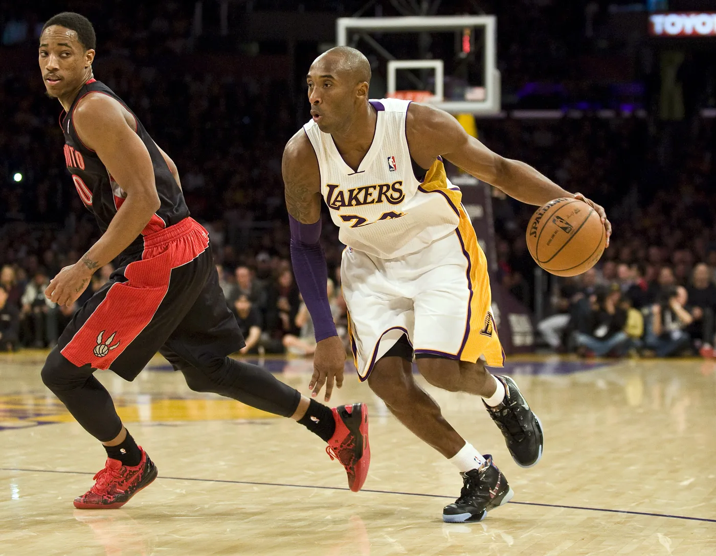6173427-kobe-bryant-w-bialym-stroju.jpg