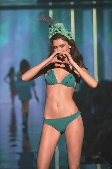 6175964-calzedonia-summer-show-pokaz.jpg