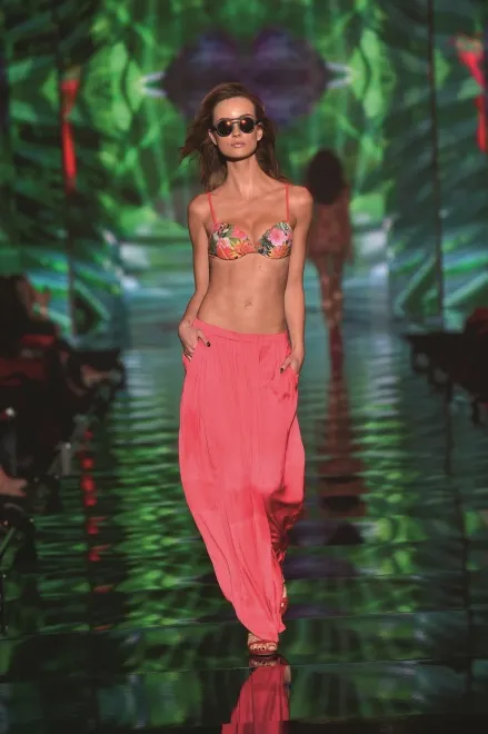 6175988-calzedonia-summer-show-pokaz.jpg