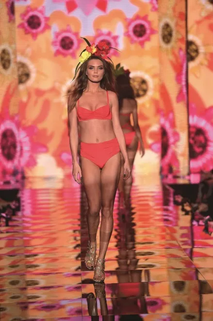 6176012-calzedonia-summer-show-pokaz.jpg