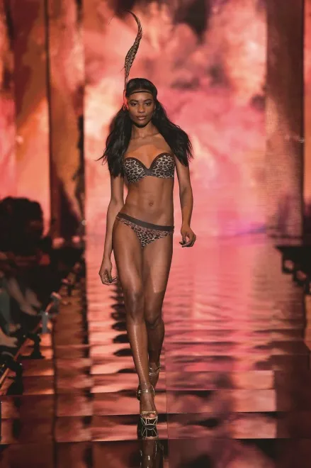 6176036-calzedonia-summer-show-pokaz.jpg