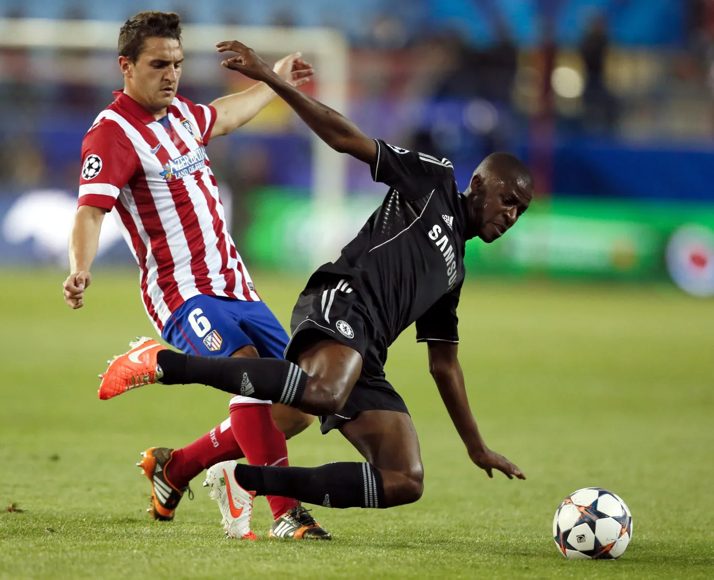 O piłkę walczą Koke i Ramires 