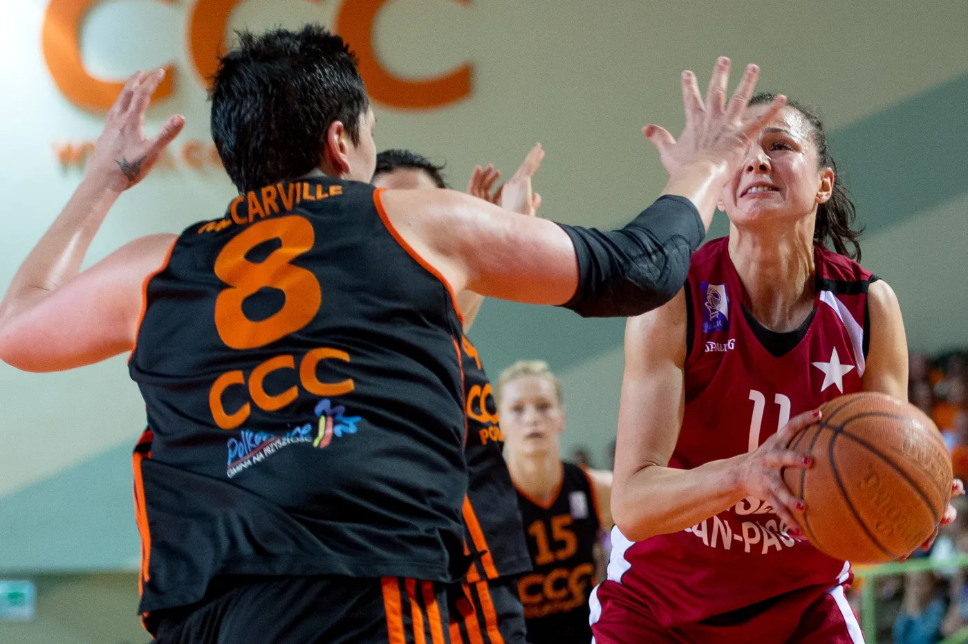 Będąca przy piłce Agnieszka Szott- Hejmej (P0 z Wisły Can-Pack kraków blokowana przez Janel McCarville (L) z miejscowego CCC w trzecim meczu play off finału ekstraklasy koszykarek, rozegranym w Polkowicach