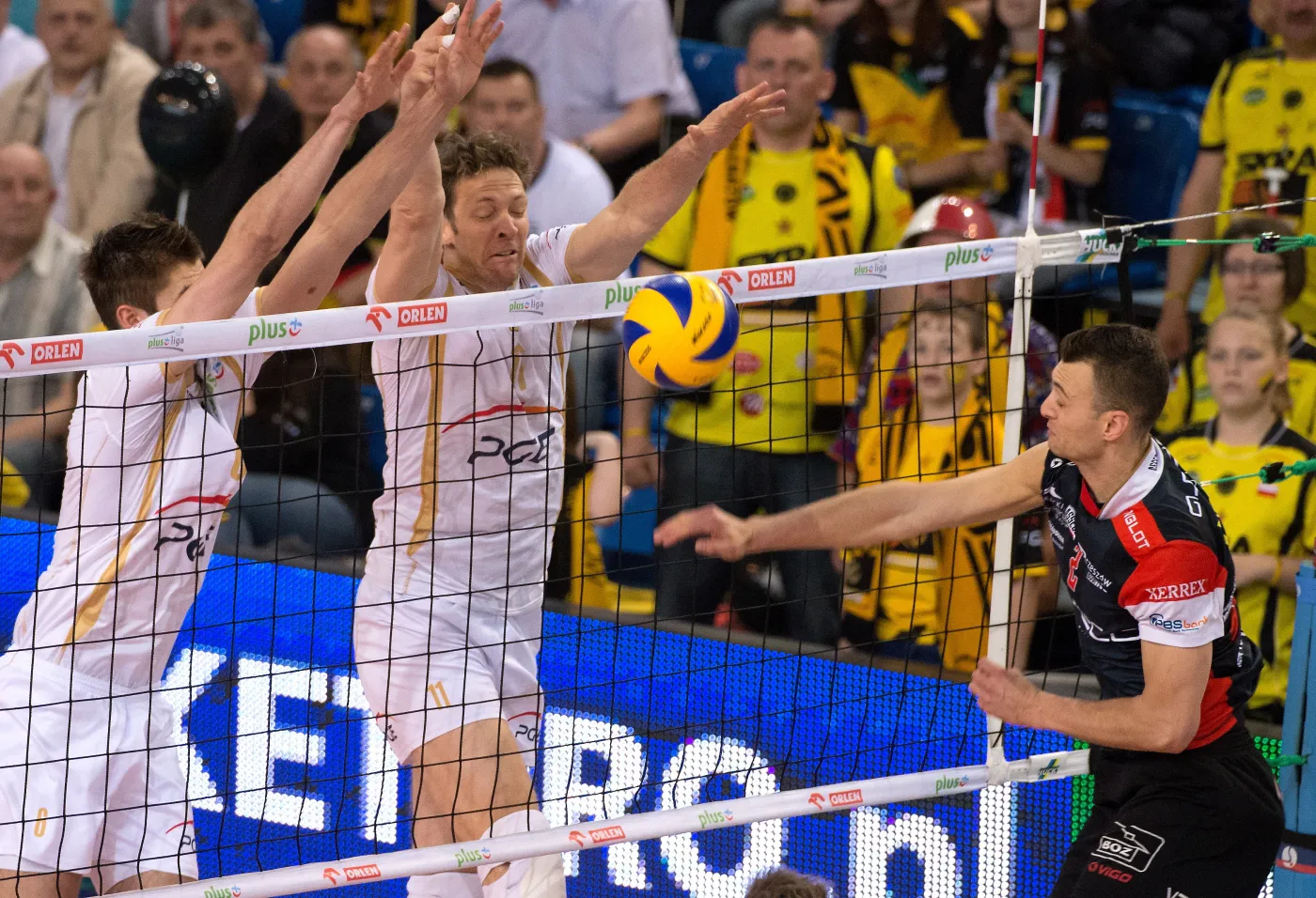Zawodnicy PGE Skra Bełchatów Karol Kłos (L) i Stephane Antiga (C) blokują po ataku Paula Michaela Lotmana (P) z Asseco Resovia Rzeszów podczas trzeciego meczu finałowego Ekstraklasy siatkarzy