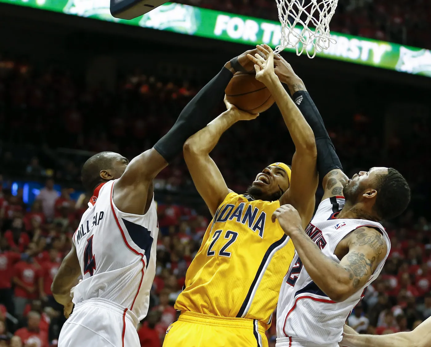 Chris Copeland (w środku), Paul Millsap (z lewej) i Mike Scott