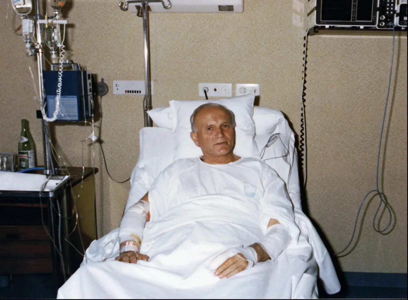 4957315-papiez-jan-pawel-ii-dochodzi.jpg