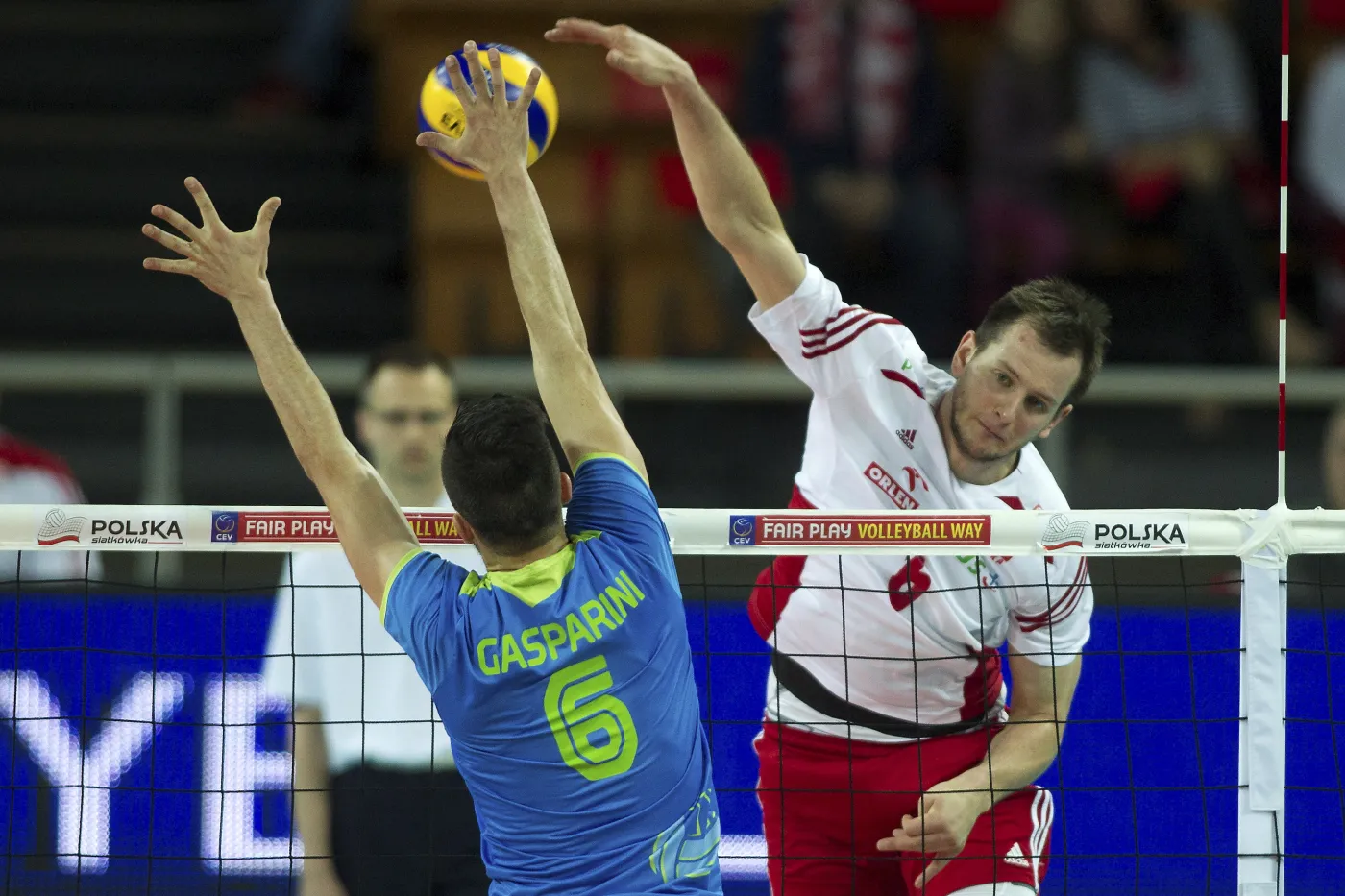 Polak Bartosz Kurek (P) atakuje po bloku Słoweńca Mitji Gaspariniego (L) podczas meczu turnieju kwalifikacyjnego mistrzostw Europy