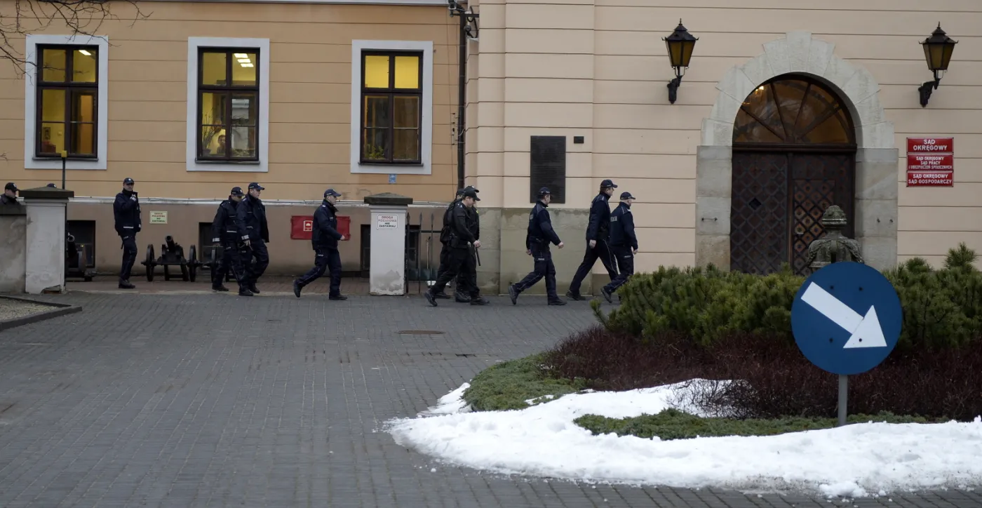5919140-policja-przed-sadem-okregowym.jpg