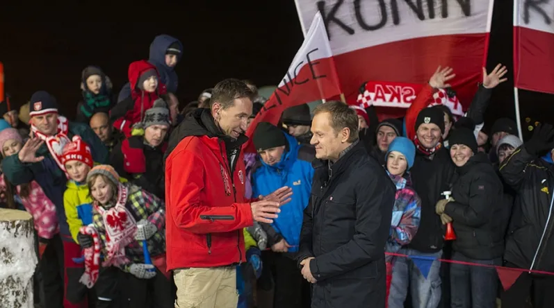 5945674-donald-tusk-kibicuje-polakowi.jpg