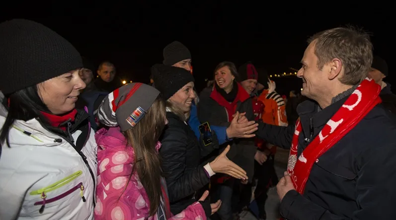5945700-donald-tusk-kibicuje-polakowi.jpg