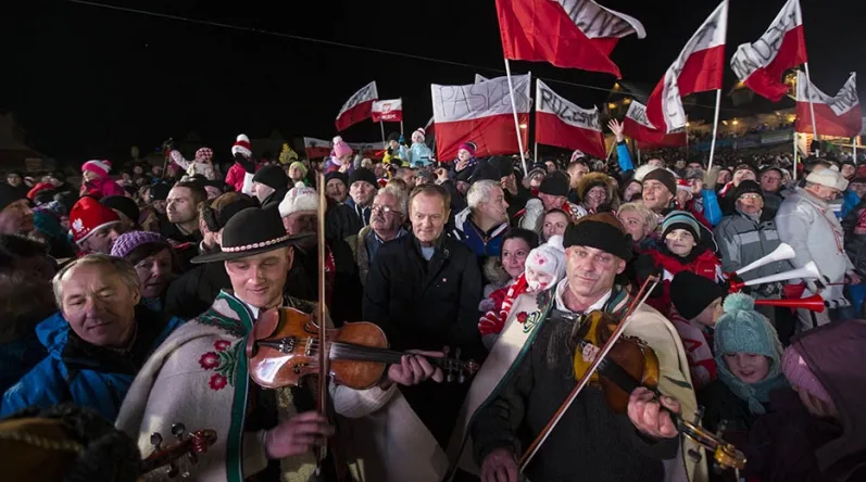 5945726-donald-tusk-kibicuje-polakowi.jpg