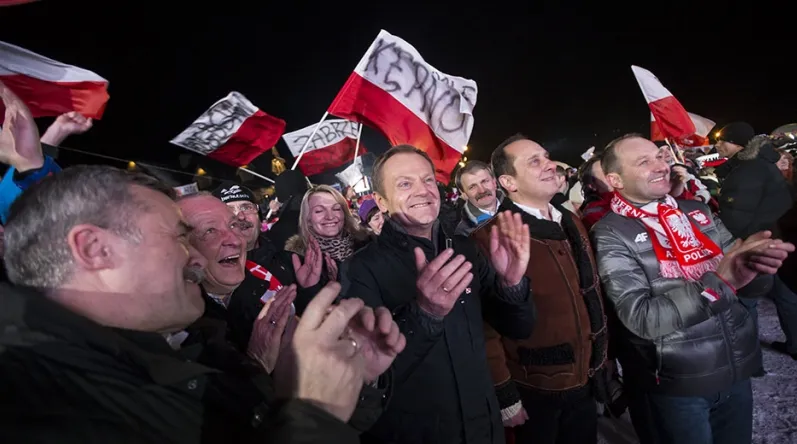 5945781-donald-tusk-kibicuje-polakowi.jpg