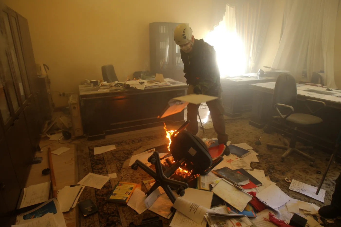 5954018-protestujacy-zajeli-siedzibe.jpg