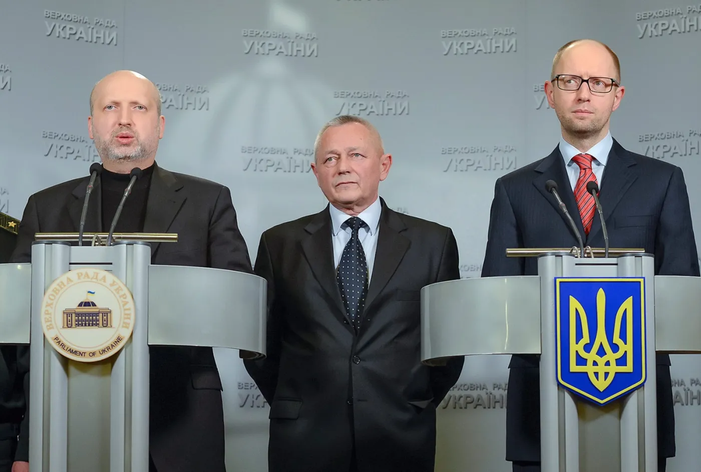 Pełniący obowiązki prezydenta Oleksandr Turczynow,premier rsenij Jaceniuk i minister obrony Igor Teniuk na konferencji w Kijowie