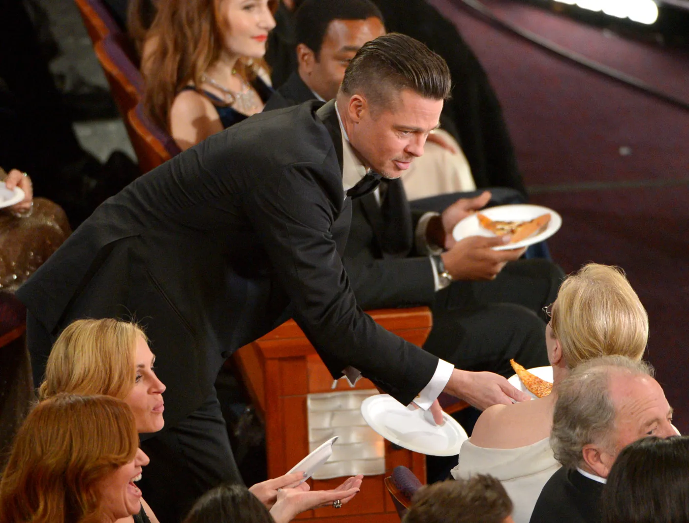 6002106-brad-pitt-dzielil-sie-pizza.jpg