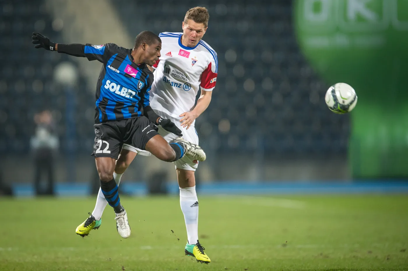 Luis Carlos Lima (L) z Zawiszy walczy o piłkę z Tomaszem Wełnickim z Górnika podczas meczu T-Mobile Ekstraklasy Zawisza Bydgoszcz - Górnik Zabrze