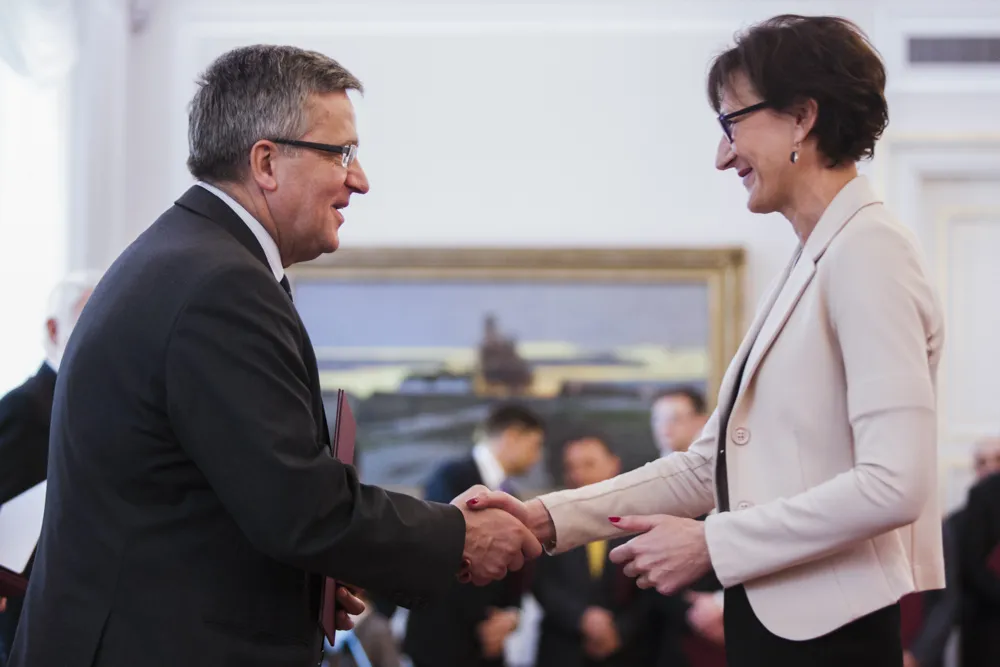Redaktor Naczelna "DGP" Jadwiga Sztabińska odbiera od Bronisława Komorowskiego nominację na członka kapituły Nagrody Gospodarczej Prezydenta RP