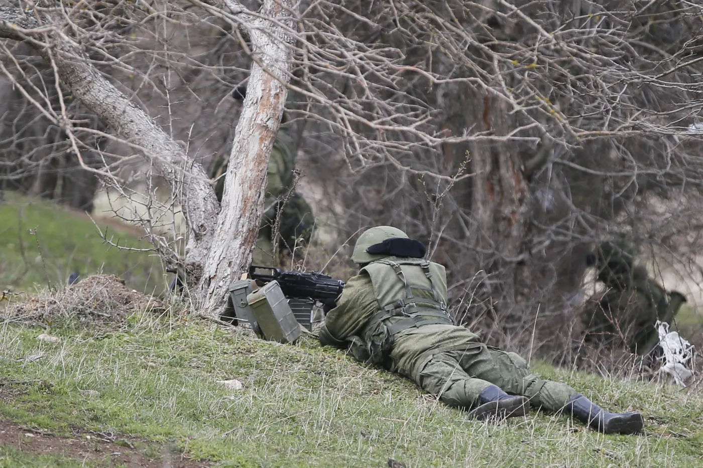 6069158-mundurowi-otaczaja-jednostke.jpg