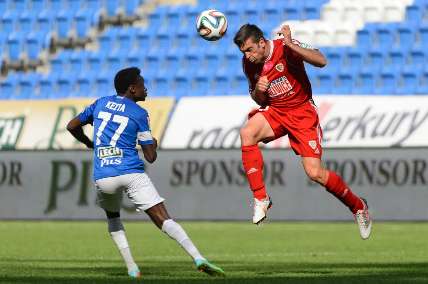 Zawodnik Lecha Poznań Muhamed Keita (L) walczy o piłkę z Carlesem Embuena (P) z Piasta Gliwice