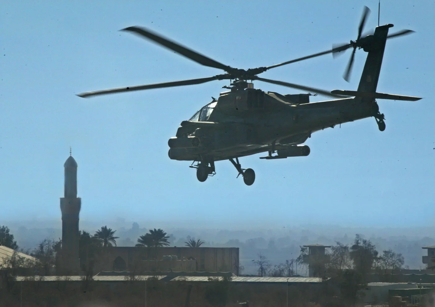 Amerykański śmigłowiec AH-64 Apache nad Irakiem