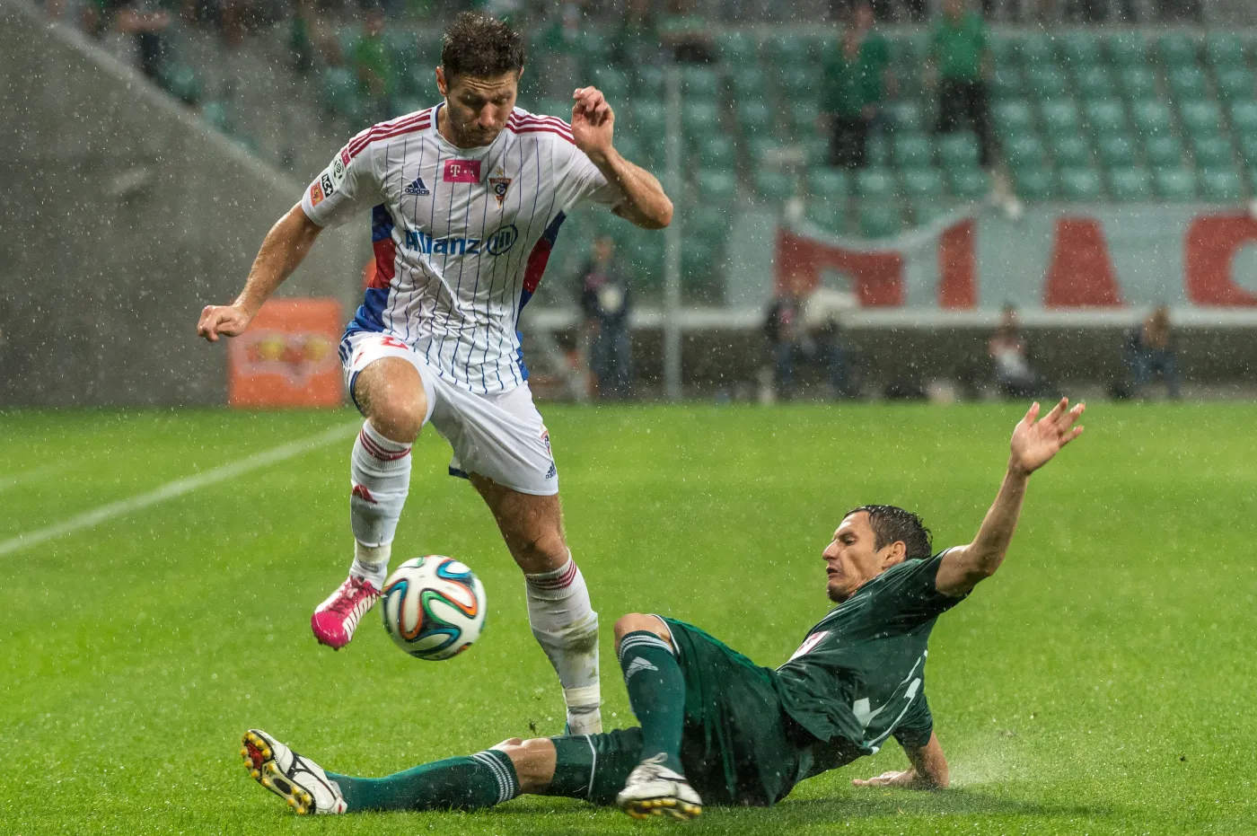 Zawodnik Śląska Wrocław Dudu Paraiba (P) walczy o piłkę z Łukasz Madej (L) z Górnika Zabrze 