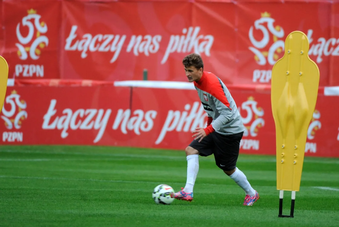 6744094-polscy-pilkarze-szykuja-sie.jpg