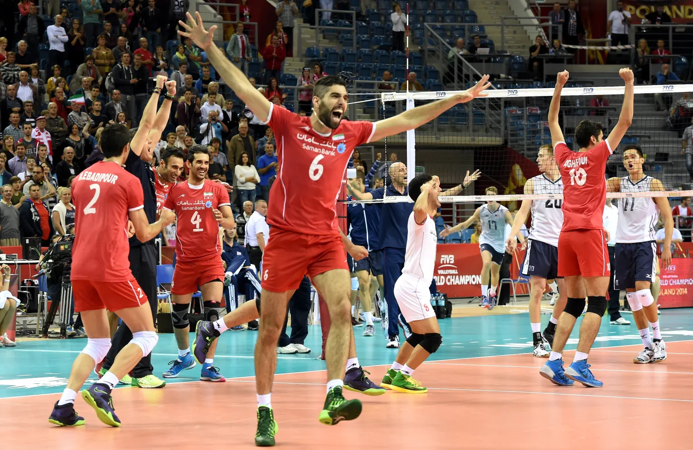 Radość Irańczyków po wygranym meczu grupy D mistrzostw świata siatkarzy w Krakowie, 2 bm. Iran wygrał z USA 3:2