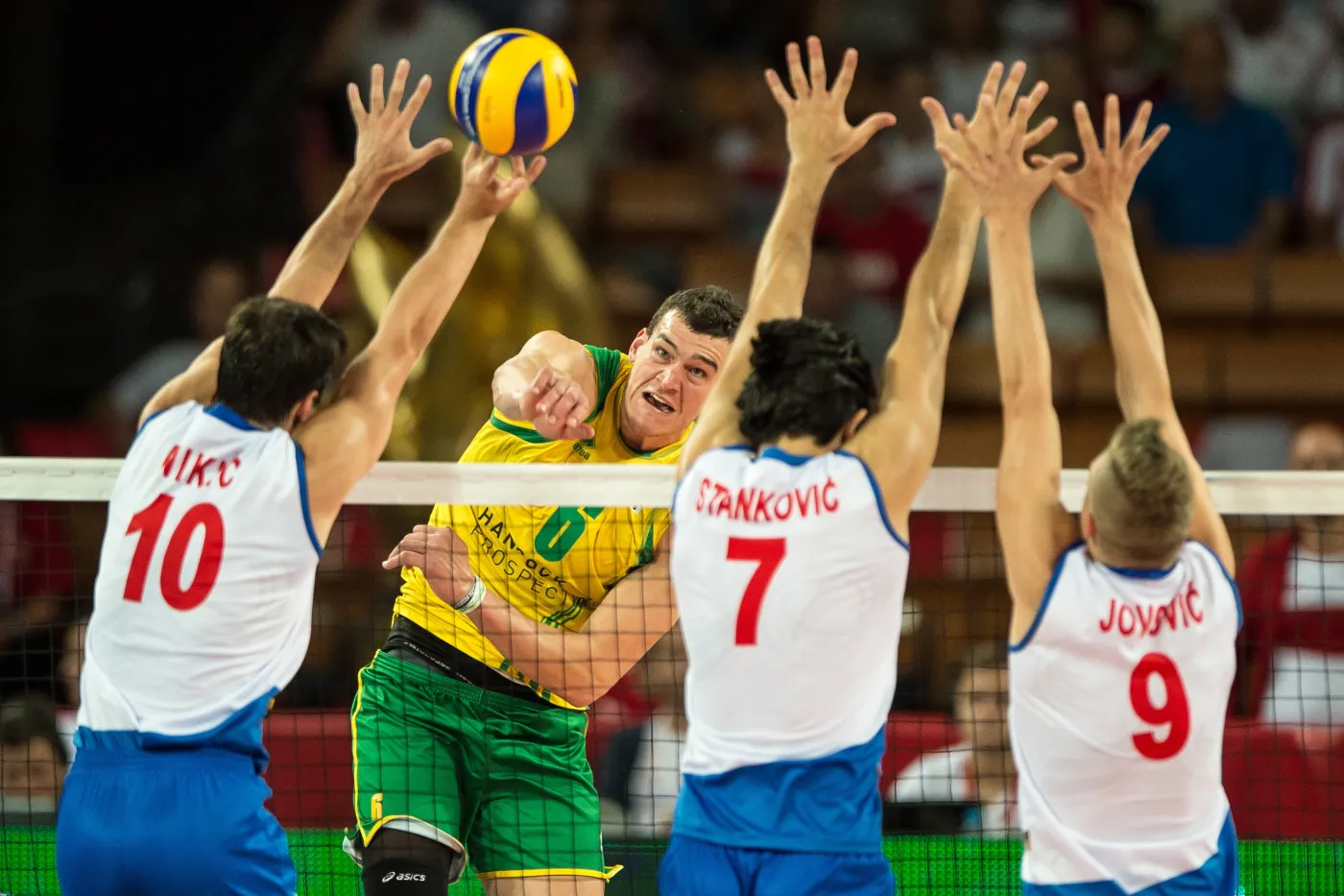 Australijczyk Thomas Edgar (2L) oraz Serbowie: Milos Nikic (L), Dragan Stankovic (2P) i Nikola Jovovic (P), podczas meczu grupy A mistrzostw świata siatkarzy we Wrocławiu