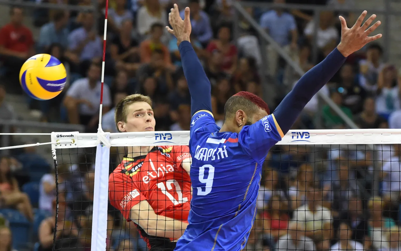 Francuz Earvin Ngapeth (P) oraz Belg Gert Van Walle (L) podczas meczu grupy D mistrzostw świata siatkarzy w Krakowie