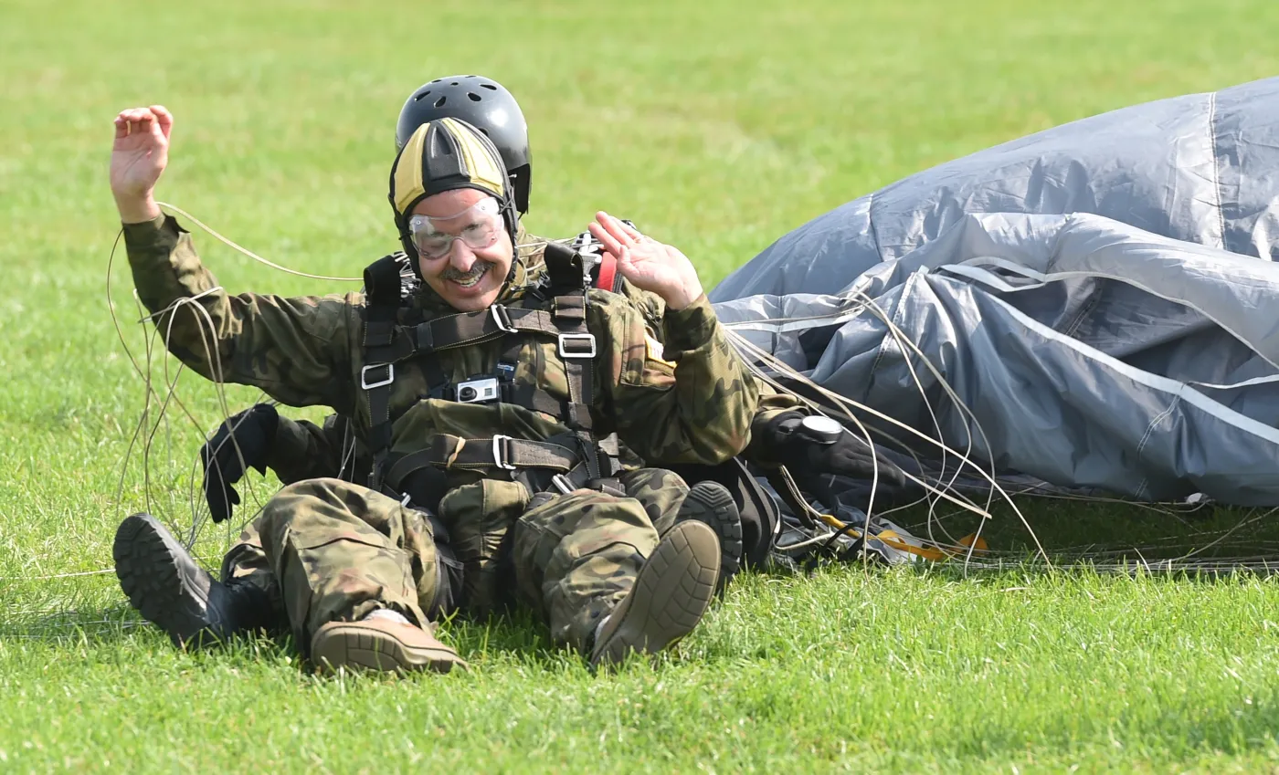 Amerykański ambasador Stephen D. Mull skoczył na spadochronie z polskimi żołnierzami