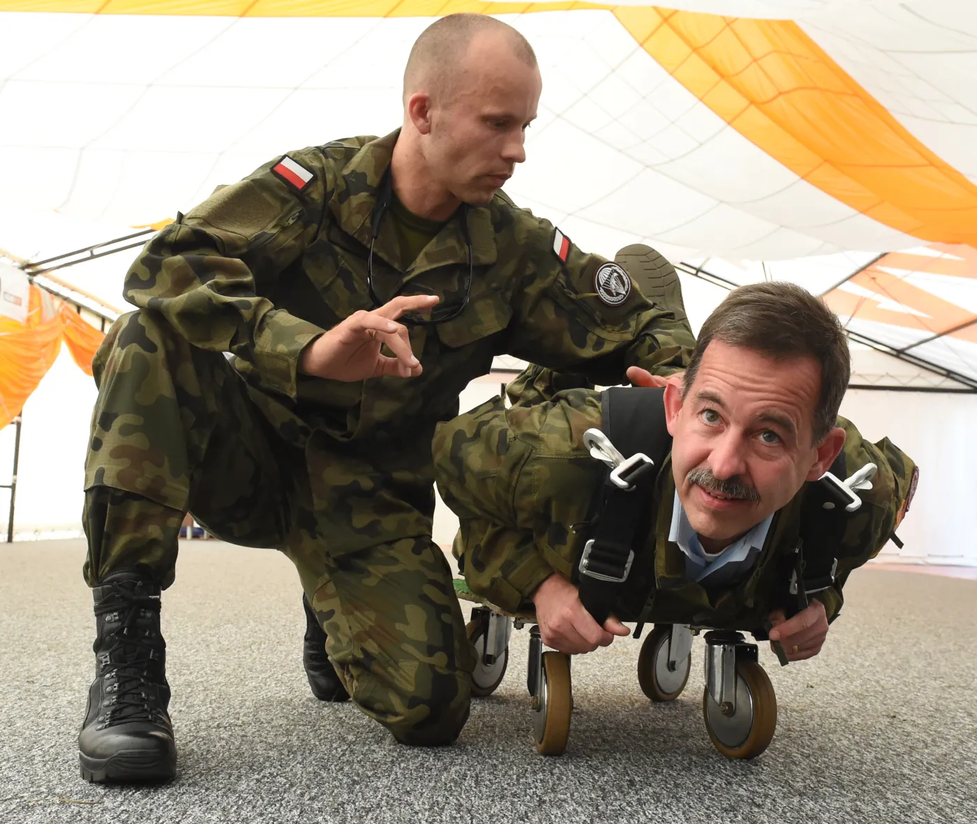 6774585-amerykanski-ambasador-stephen.jpg