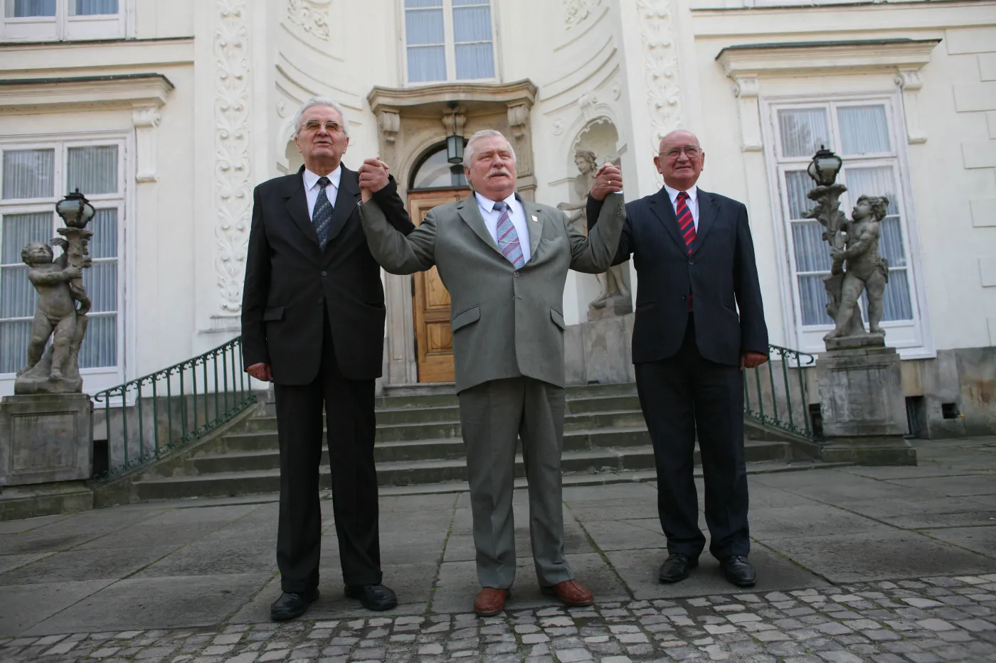 Były przewodniczący SD Jerzy Jóźwiak, były prezydent Lech Wałęsa i były przewodniczący ZSL Roman Malinowski podczas spotkania w Łazienkach Królewskich w 20. rocznicę podpisania porozumienia