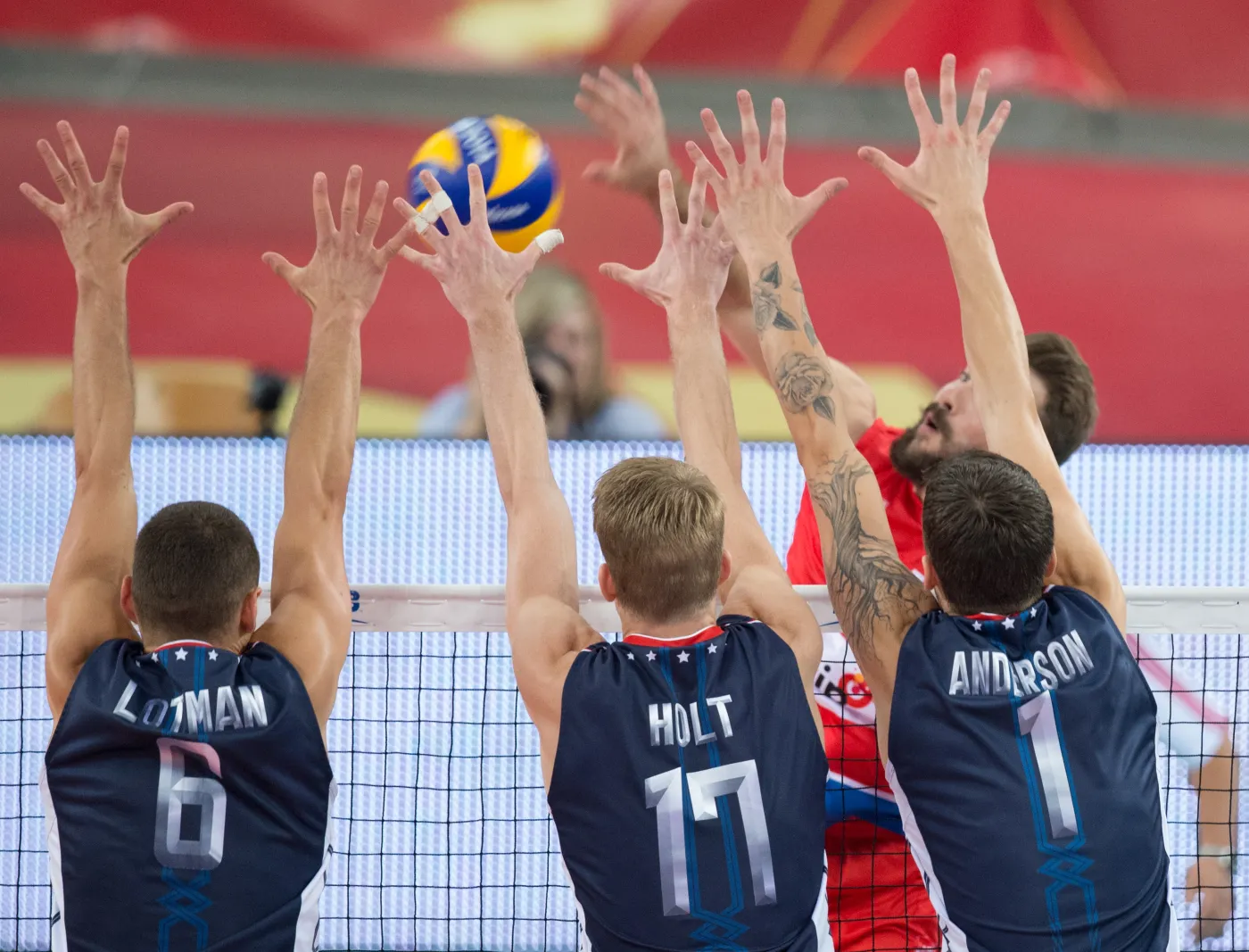 Serb Nikola Kovacevic (P) oraz Amerykanie Paul Lotman (L), Maxwell Holt (2L) i Matthew Anderson w meczu grupy E mistrzostw świata siatkarzy w Łodzi