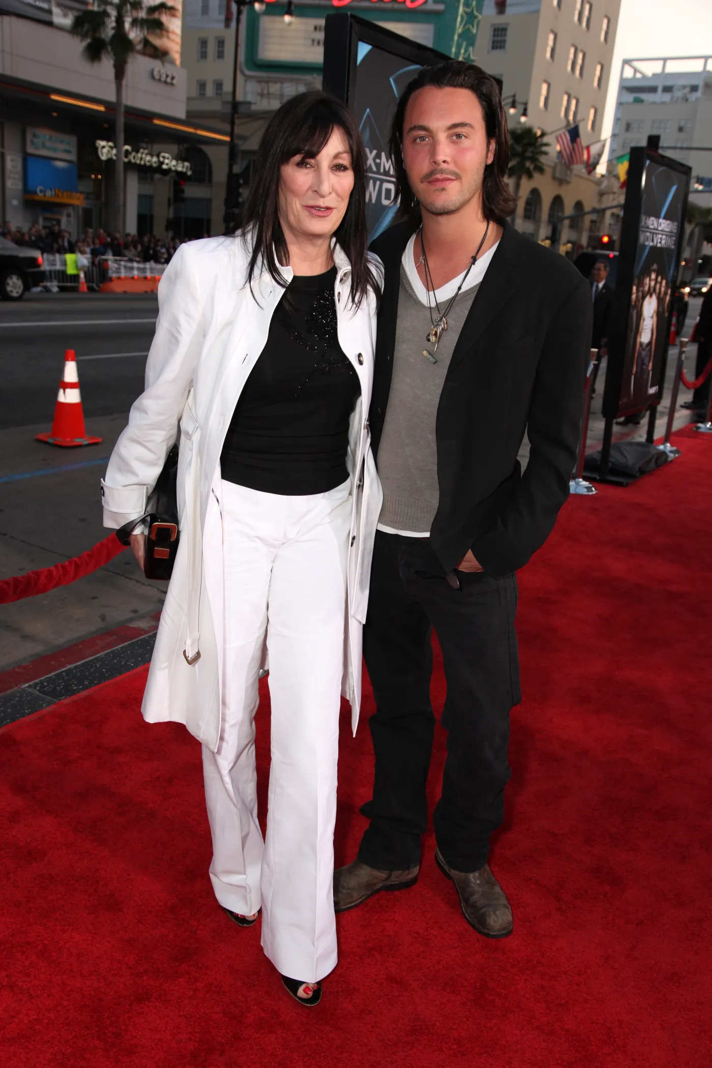 6816626-jack-huston-z-ciotka-angelica.jpg