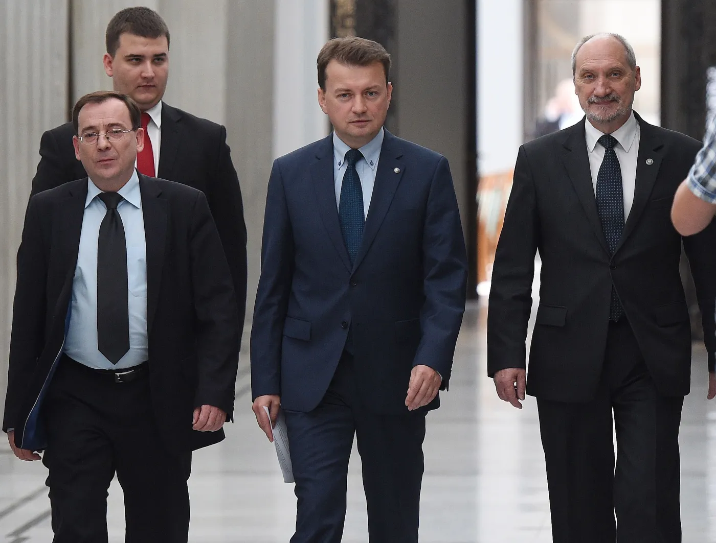 Posłowie PiS Mariusz Kamiński, Mariusz Błaszczak i Antoni Macierewicz w drodze na konferencję prasową nt. komisji śledczej w sprawie taśm prawdy PO