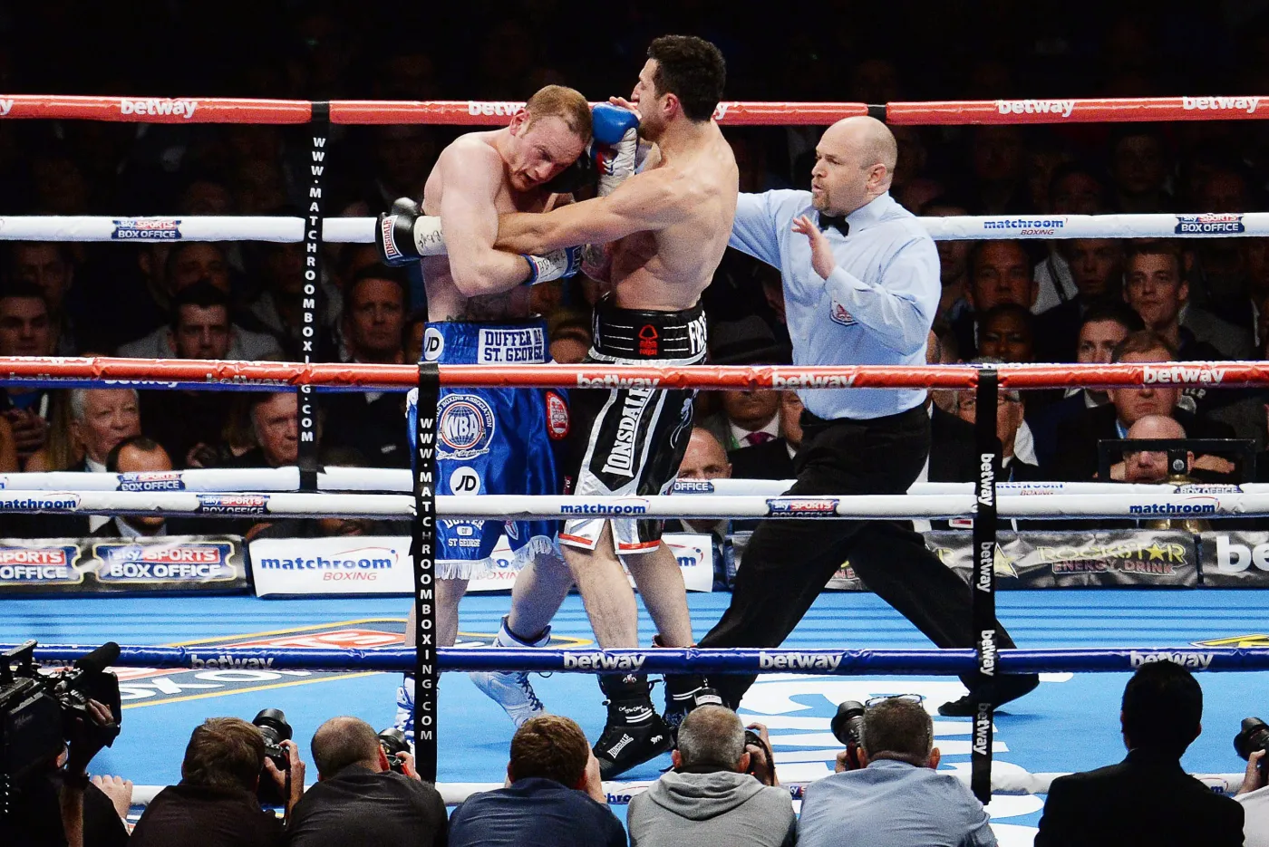 6367604-carl-froch-obronil-pasy-wba-i.jpg