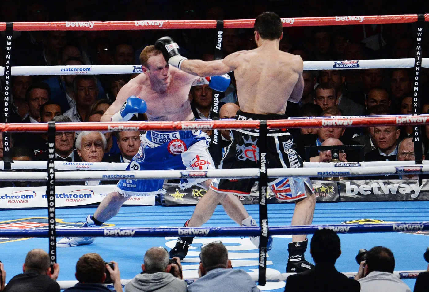 6367633-carl-froch-obronil-pasy-wba-i.jpg