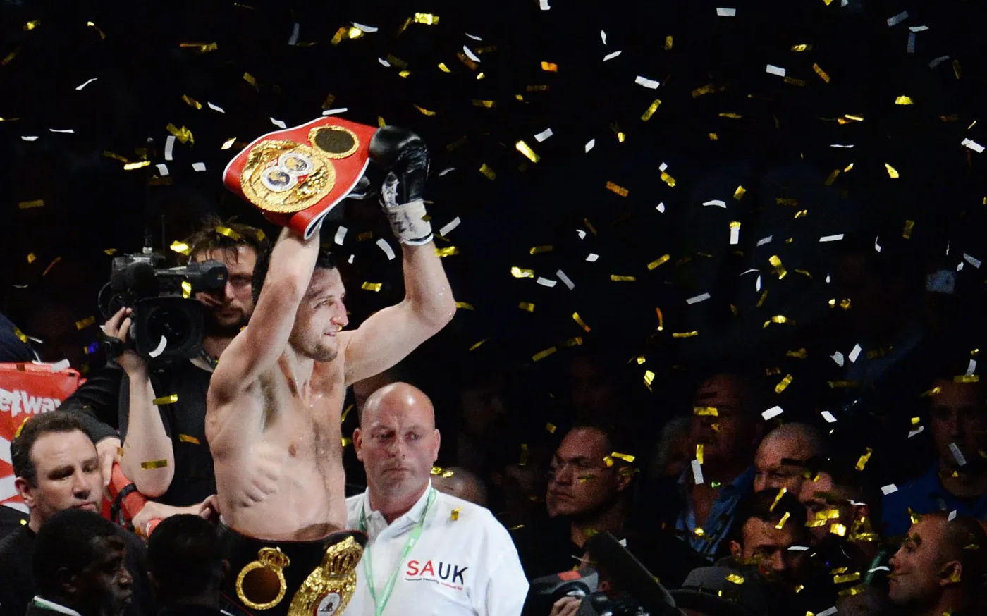 6367778-carl-froch-obronil-pasy-wba-i.jpg