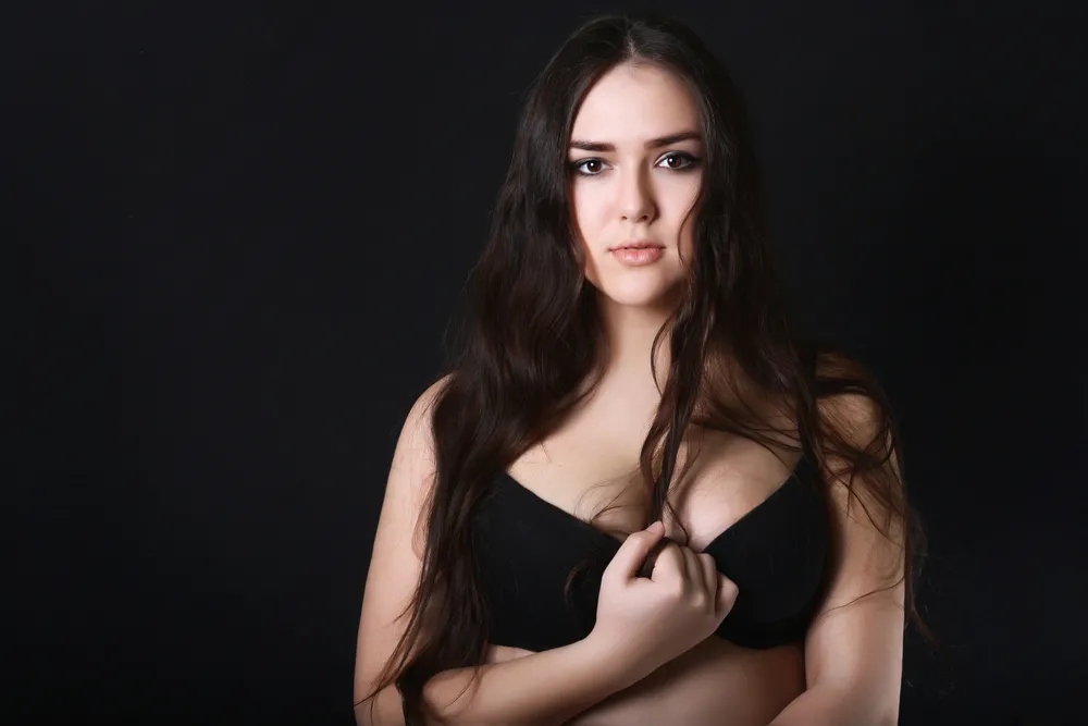 5988850-kobieta-z-duzymi-piersiami.jpg
