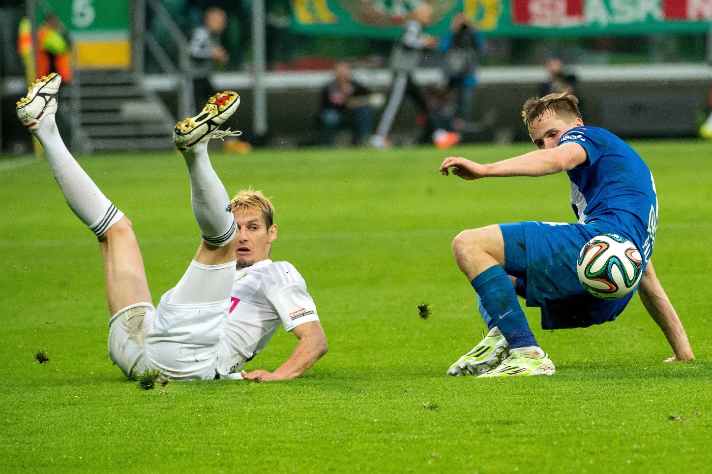 Zawodnik Śląska Wrocław Dudu Paraiba (L) walczy o piłkę z Tomaszem Kędziorą (P) z Lecha Poznań podczas meczu polskiej Ekstraklasy