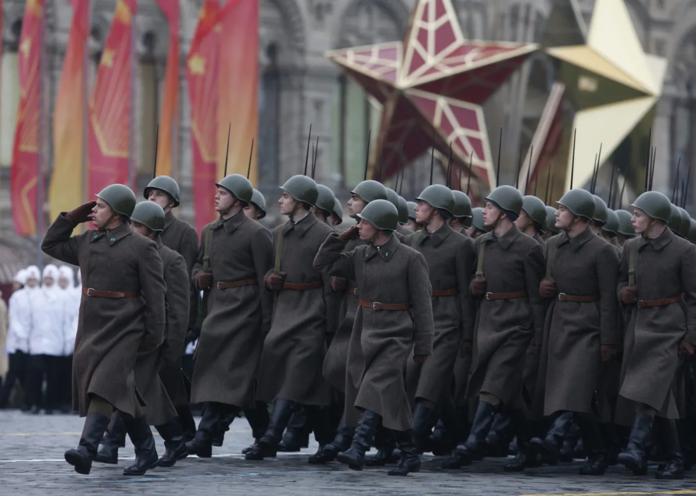 7036778-historyczna-parada-w-moskwie.jpg