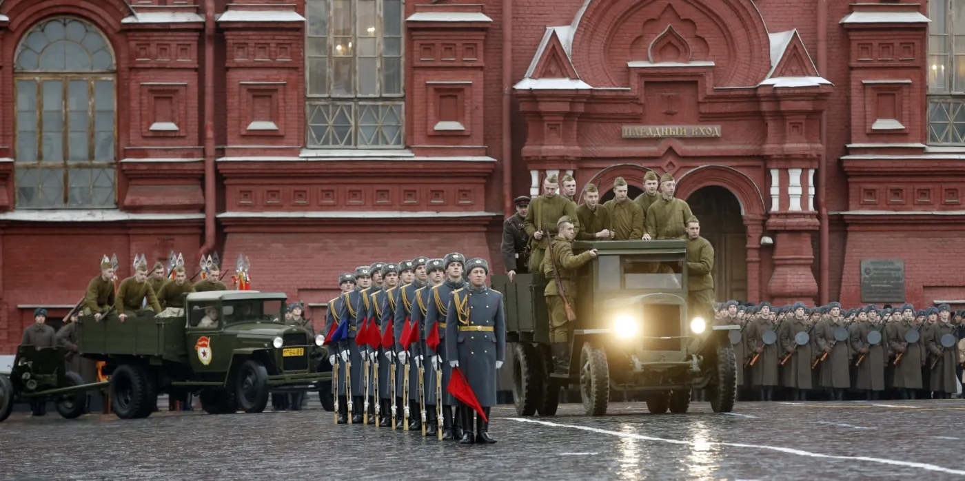 7036836-historyczna-parada-w-moskwie.jpg
