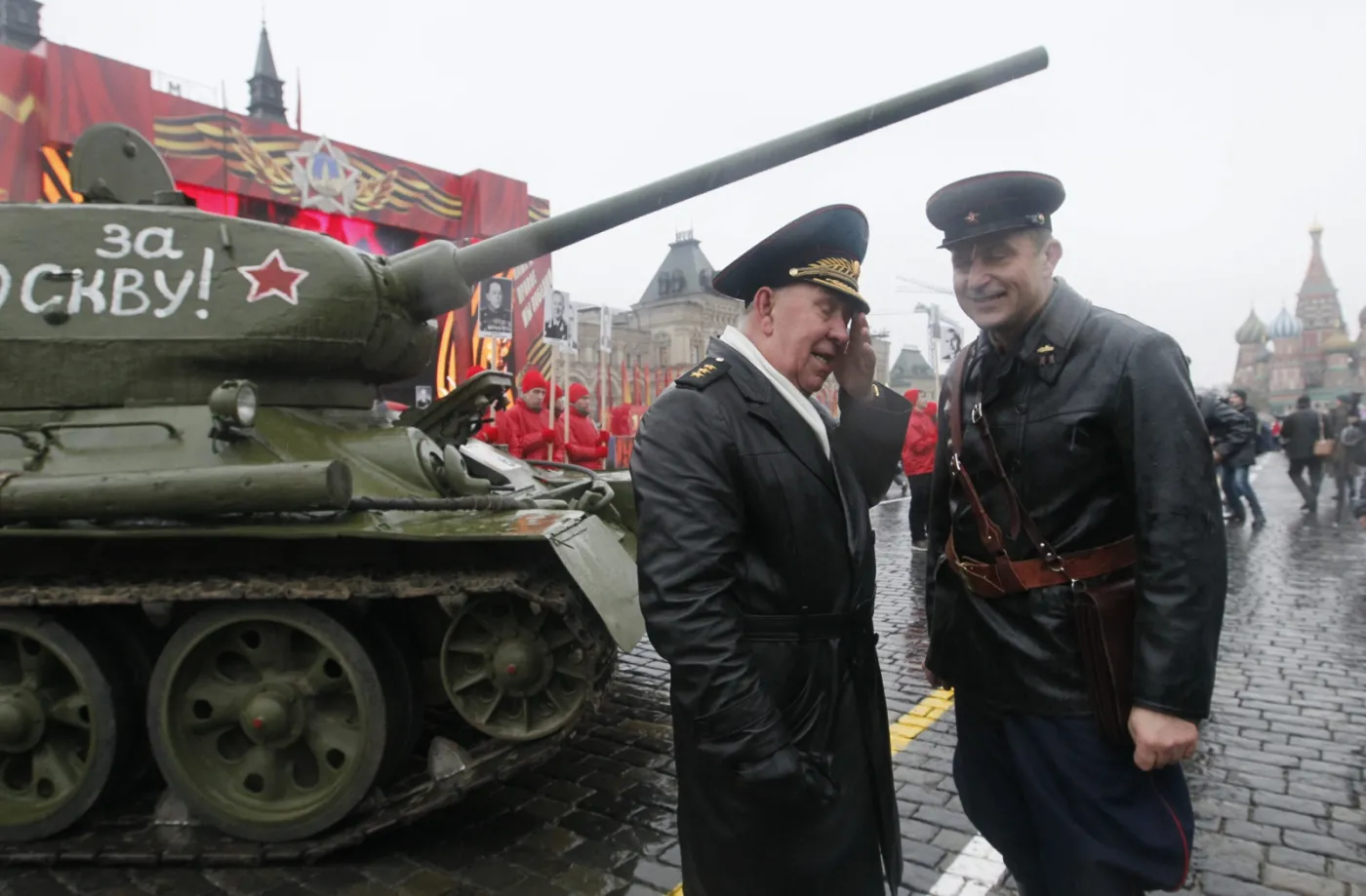 7037410-historyczna-parada-w-moskwie.jpg