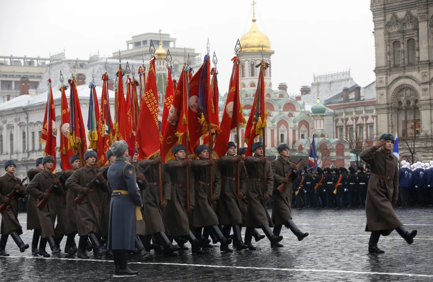 7037439-historyczna-parada-w-moskwie.jpg