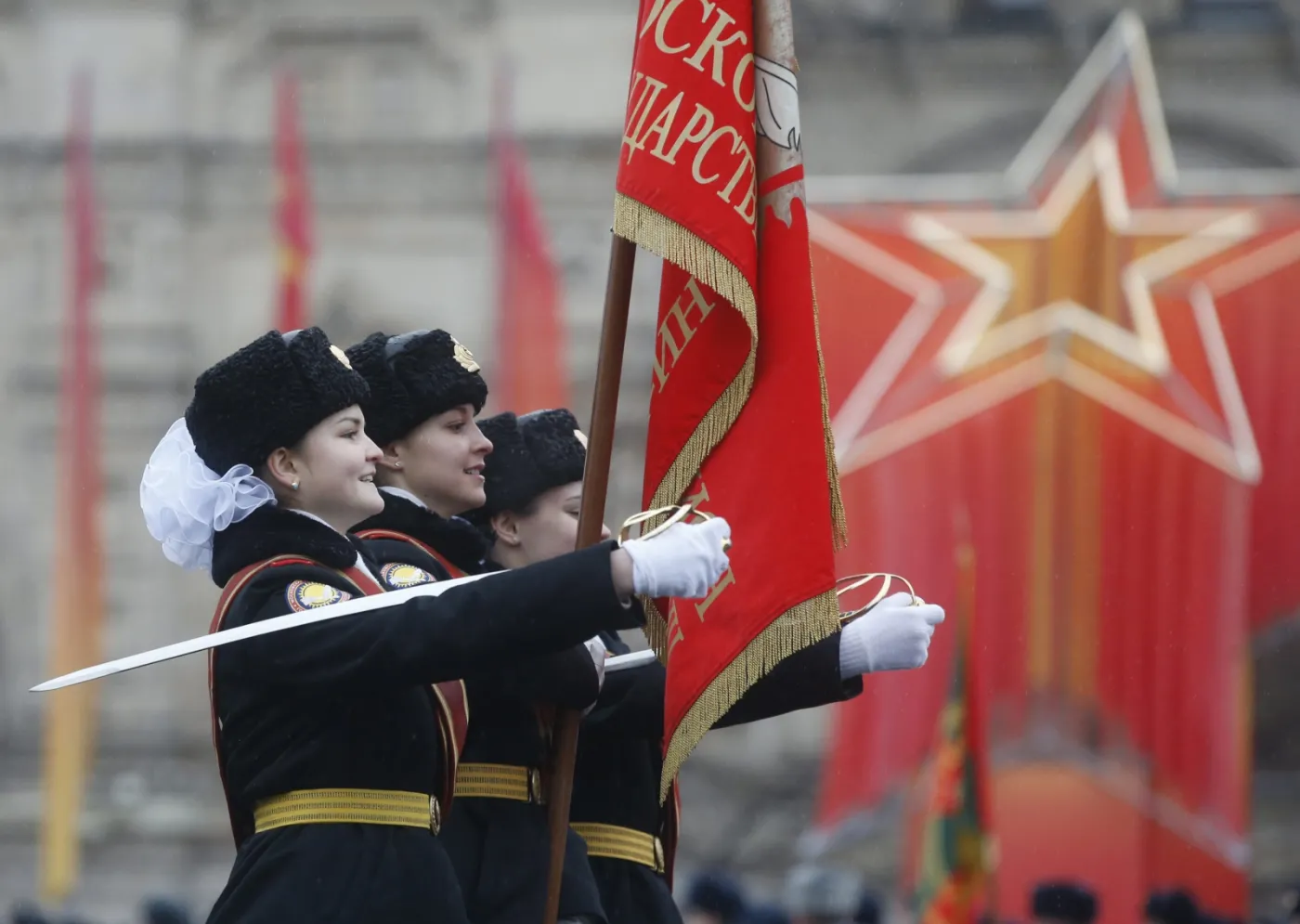 7037526-historyczna-parada-w-moskwie.jpg