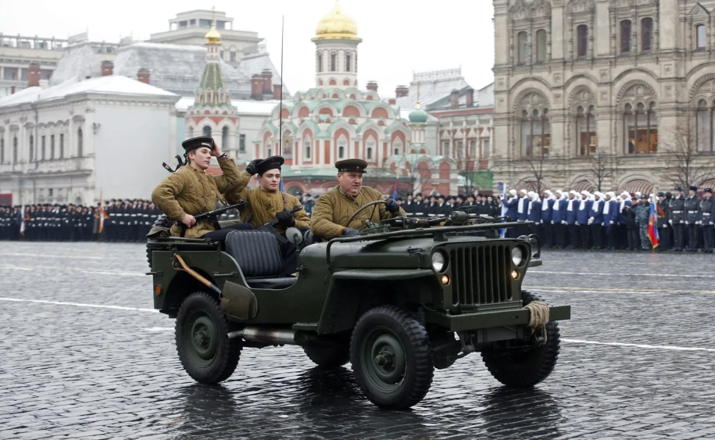 7037236-historyczna-parada-w-moskwie.jpg