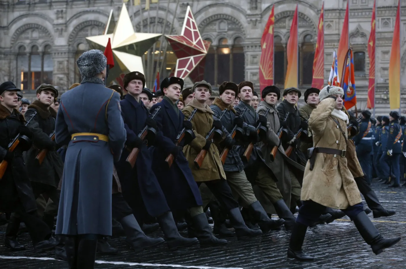 7037294-historyczna-parada-w-moskwie.jpg