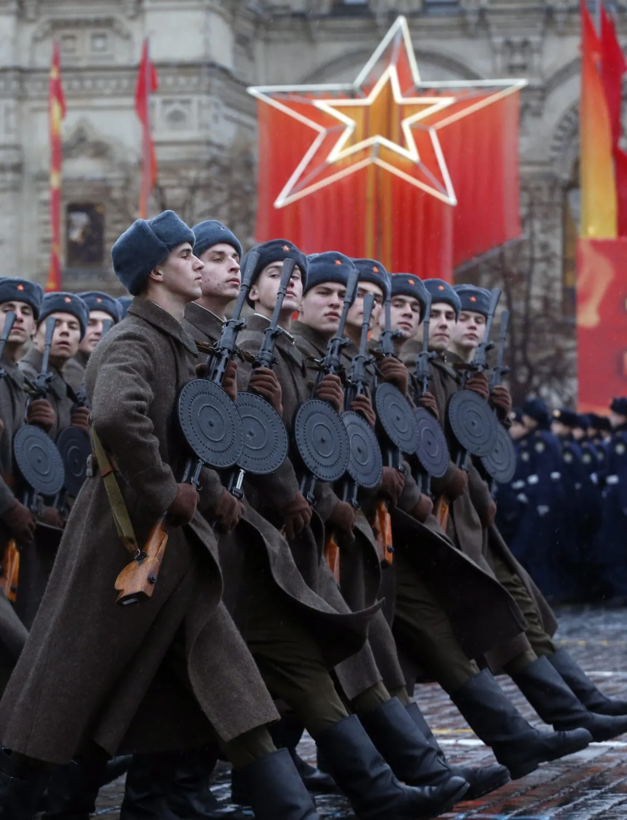 7037352-historyczna-parada-w-moskwie.jpg