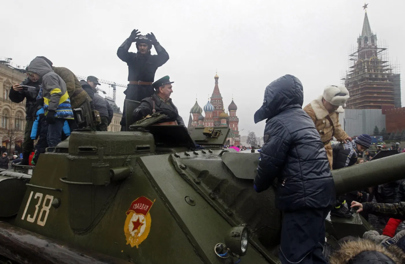 7037381-historyczna-parada-w-moskwie.jpg