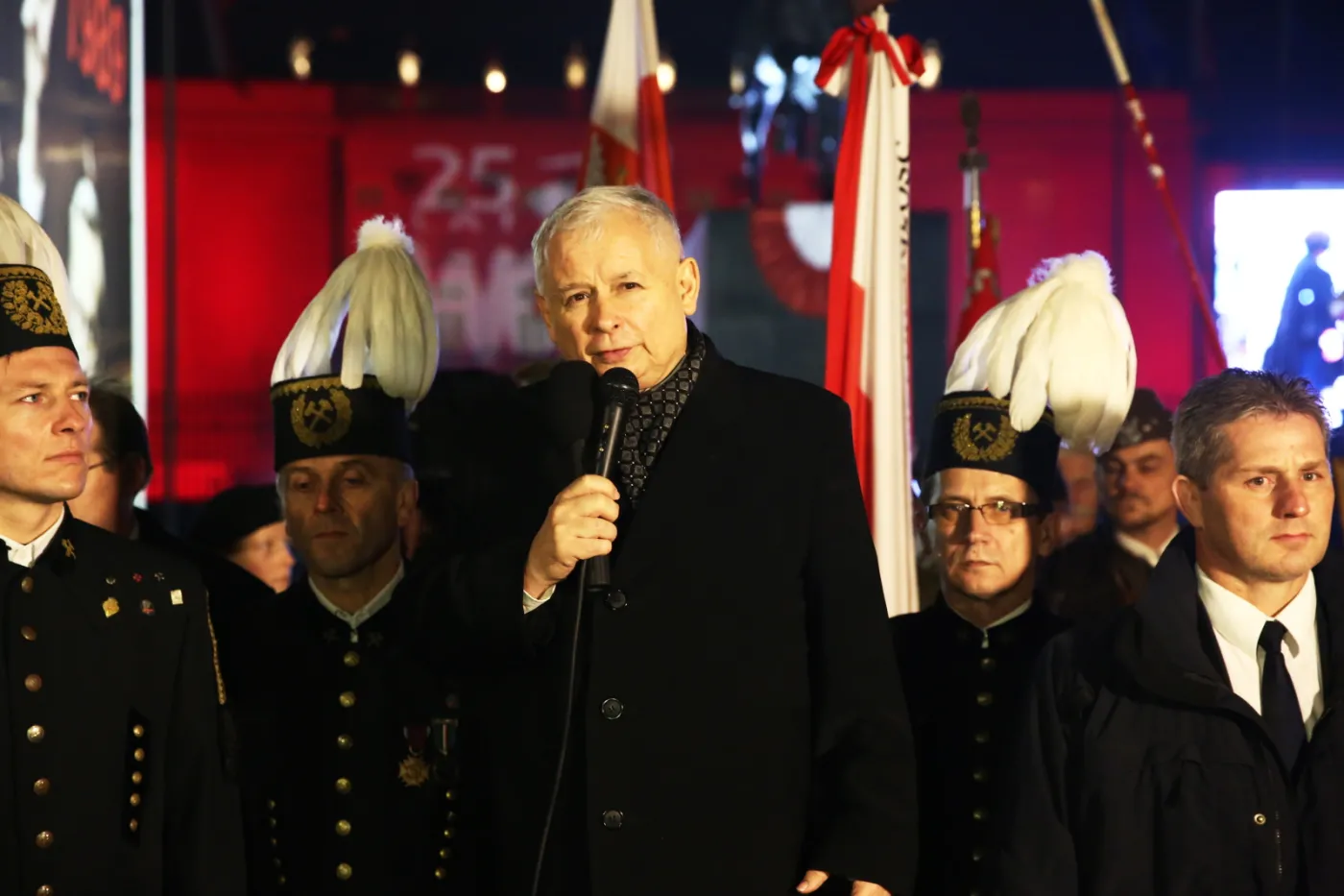  Prezes PiS Jarosław Kaczyński przemawia przed Pałacem Prezydenckim w Warszawie